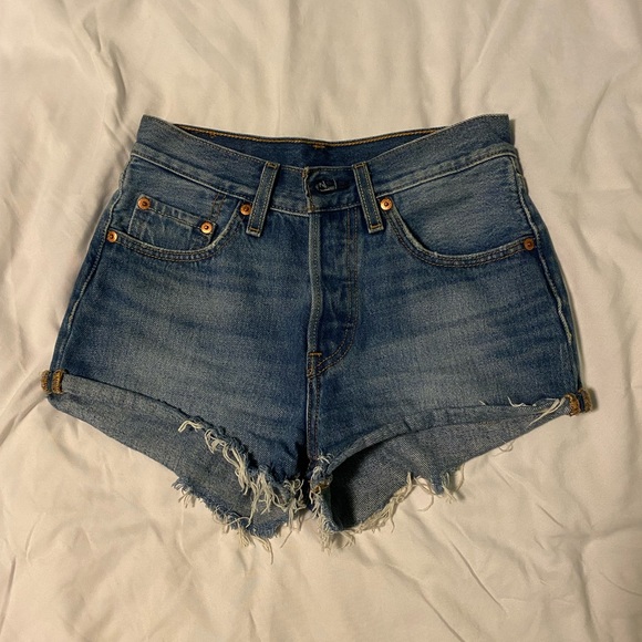 Levi’s 501 denim shorts size 24 - Picture 2 of 2